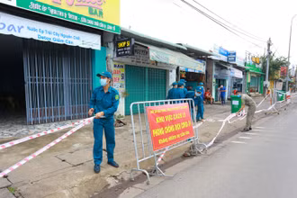 Lực lượng chức năng gỡ phong tỏa đoạn đường Ngô Quyền, TP Long Khánh.