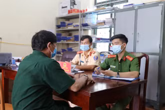 Công an tỉnh Vĩnh Phúc xử phạt người không đeo khẩu trang nơi công cộng.