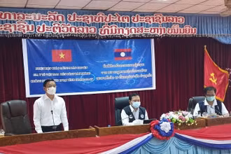 TS, BS Vương Ánh Dương - Phó Cục trưởng Cục Quản lý Khám chữa bệnh (Bộ Y tế), Trưởng đoàn công tác của Bộ Y tế tại Lào phát biểu trong buổi làm việc của đoàn với đại diện lãnh đạo Bộ Y tế Lào và Giám đốc Sở Y tế Champasak tại tỉnh Champasak.