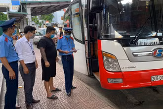 Thanh tra giao thông Lai Châu kiểm tra công tác phòng, chống dịch bệnh Covid đối với các đơn vị kinh doanh vận tải hành khách tại Lai Châu.