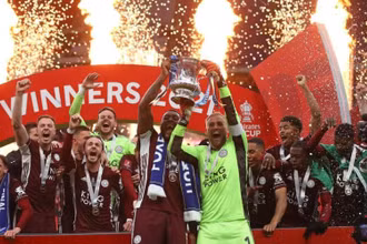 Các cầu thủ Leicester City nâng cao chiếc Cúp FA đầu tiên trong lịch sử đội bóng. (Ảnh: Getty Images)