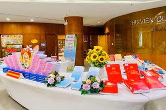 Thư viện tỉnh Quảng Ninh trưng bày sách, báo hướng về Ngày hội toàn dân.
