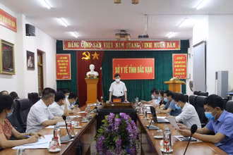 Chủ tịch UBND tỉnh Bắc Kạn Nguyễn Long Hải phát biểu chỉ đạo tại cuộc họp khẩn.