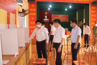 Kiểm tra công tác chuẩn bị bầu cử ở thị xã Duy Tiên.