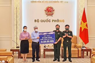 Đồng chí Đỗ Văn Chiến trao kinh phí hỗ trợ cán bộ, chiến sĩ quân đội đang thực hiện nhiệm vụ phòng, chống dịch Covid-19.