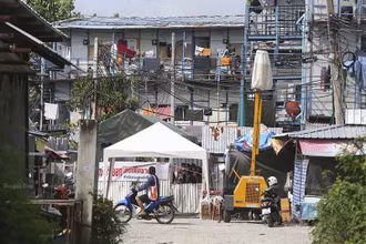 Khu nhà ở dàn cho công nhân xây dựng ở quận Laksi bị phong tỏa. (Ảnh: Bưu điện Bangkok)
