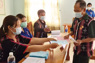 Người dân biên giới huyện Nam Giang tham gia bầu cử.