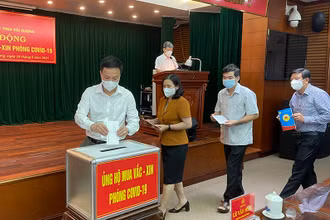 Các đồng chí lãnh đạo tỉnh Hải Dương ủng hộ quỹ vaccine của tỉnh.