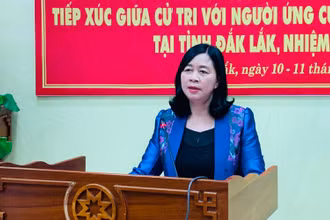 Đồng chí Bùi Thị Minh Hoài, Bí thư Trung ương Đảng, Trưởng Ban Dân vận Trung ương, ứng cử viên ĐBQH khóa XV, nhiệm kỳ 2021-2026 tại Đắk Lắk trình bày chương trình hành động tại hội nghị tiếp xúc cử tri trực tuyến.