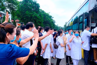 Đoàn bác sĩ, nhân viên y tế tỉnh Lào Cai xuất quân lên đường giúp tỉnh Bắc Giang chống dịch Covid-19.