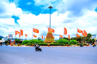 Khu vực vòng xoay Liên Khương, huyện Đức Trọng, Lâm Đồng rực rỡ cờ hoa mừng ngày hội bầu cử. 