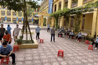 Công dân nước ngoài  sinh sống, làm việc trên địa bàn TP Hải Dương chờ lấy mẫu xét nghiệm SARS-CoV-2 tại Trường Tiểu học Võ Thị Sáu.