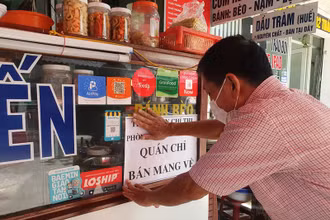 Nhiều quán hàng đồng loạt ngừng kinh doanh trực tiếp, treo biển chỉ bán mang về.