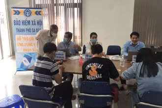 Cán bộ BHXH TP Sa Đéc (Đồng Tháp) hướng dẫn cài đặt VssID cho người lao động trong KCN Sa Đéc.