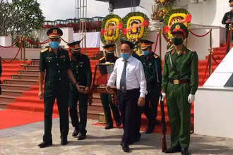 Tiễn đưa hài cốt các liệt sĩ về nơi an nghỉ cuối cùng tại Nghĩa trang Ba Dốc.