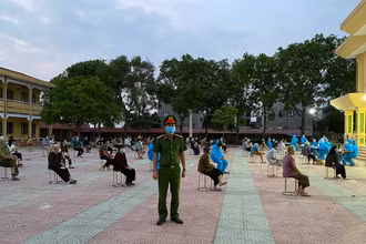 Lấy mẫu xét nghiệm cho người dân ở huyện Thuận Thành, Bắc Ninh.