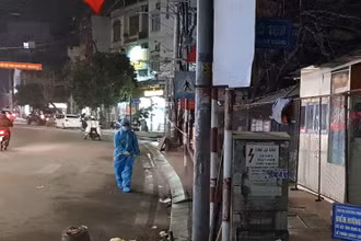 Lực lượng y tế phun thuốc khử khuẩn tại khu dân cư trên địa bàn thành phố Hạ Long, Quảng Ninh