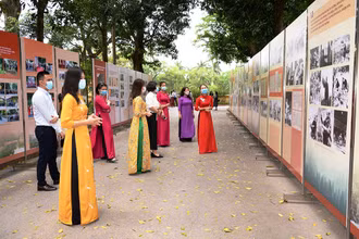 Triển lãm nhân kỷ niệm 131 năm Ngày sinh Chủ tịch Hồ Chí Minh