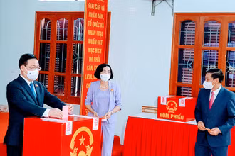 Đồng chí Vương Đình Huệ, Chủ tịch QH, Chủ tịch Hội đồng bầu cử quốc gia (HĐBCQG) thực hiện quyền và nghĩa vụ công dân của mình tại khu vực bầu cử số 1, thị trấn An Lão, huyện An Lão (TP Hải Phòng).