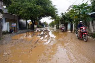 VEC và nhà thầu chưa hoàn trả đường dân sinh đã mượn để phục vụ thi công dự án khiến người dân huyện Bình Sơn bức xúc. (ẢNH: HIỂN CỪ)