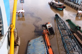 Hiện trường sà-lan bị chìm.