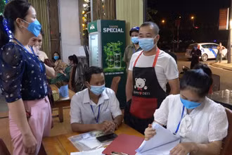 Lực lượng chức năng kiểm tra, xử lý quán bia, quán bán nước vi phạm qui định phòng, chống dịch Covid-19 ở phường Kim Tân, thành phố Lào Cai
