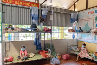 Học sinh Trường Phổ Thông Dân tộc Bán trú tiểu học Tân Phong được cách ly tập trung tại Trường Tiểu học Phìn Hồ.