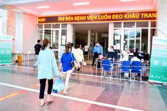Hạn chế, kiểm soát chặt chẽ người thăm nuôi ở Bệnh viện đa khoa tỉnh Lào Cai.