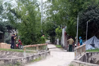Hà Nam lập chốt kiểm soát dịch bệnh tại nơi ở của các bệnh nhân Covid-19 vừa được xác nhận. (Ảnh: TTXVN)