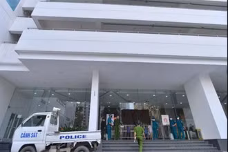 Lực lượng chức năng phong tỏa tòa nhà số 27 Lê Văn Lương, nơi ông Nguyễn Văn Thanh sinh sống. Ảnh: DT