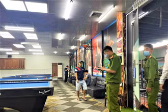 Lực lượng chức năng TP Buôn Ma Thuột yêu cầu những người đang đánh bida tại cơ sở bida Master Vip giải tán.