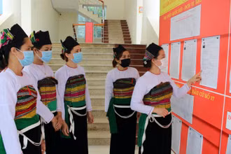 Cử tri xã Cẩm Lương, huyện Cẩm Thủy tìm hiểu về các ứng cử viên đại biểu Quốc hội, đại biểu HĐND các cấp.
