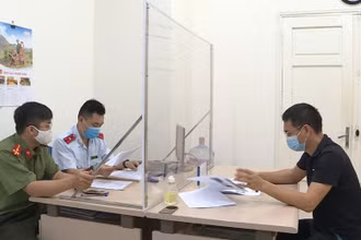Thanh tra Sở Thông tin và Truyền thông Hà Nội xử phạt vi phạm hành chính đối với ông Trần Văn Duy.