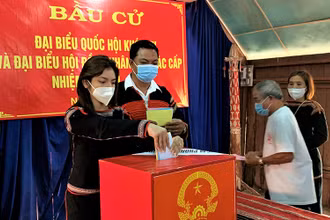 Đồng bào dân tộc thiểu số ở Đắk Lắk thực hiện quyền cử tri.