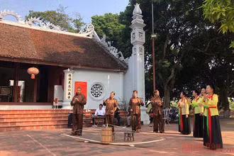 Trình diễn trống quân phục vụ du khách tại Hưng Yên.