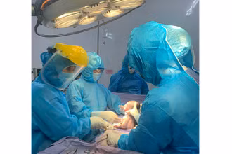 Bé trai chào đời khỏe mạnh. (Ảnh: Trung tâm y tế quận Sơn Trà cung cấp)