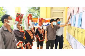Người dân thôn Ngàn Vàng trên, xã Đồng Tâm, huyện Bình Liêu nghiên cứu tiểu sử các đại biểu được niêm yết tại khu vực bỏ phiếu