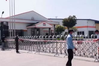 Lập rào chắn, yêu cầu Công ty SungJin Nice Việt Nam tạm dừng hoạt động.