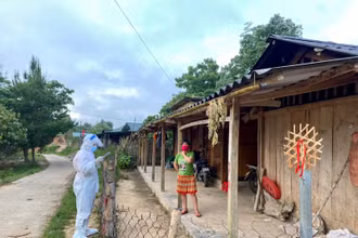 Lực lượng y tế Điện Biên tiến hành truy vết tại xã Si Pa Phìn, huyện Nậm Pồ.