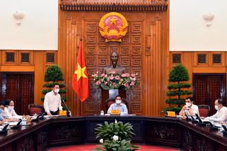 Thủ tướng làm việc với Cổng Thông tin điện tử Chính phủ. Ảnh: NHẬT BẮC