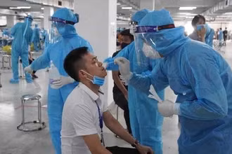 Lấy mẫu xét nghiệm Covid-19 cho công nhân khu công nghiệp Bắc Giang