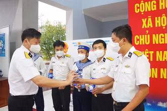 Cán bộ, chiến sĩ Vùng 5 Hải quân trong ngày bầu cử.
