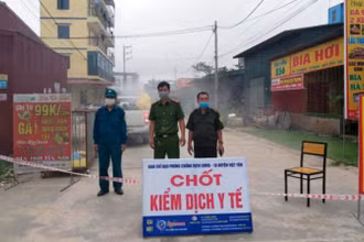 Một chốt kiểm soát dịch Covid-19 tại thôn Me Điền. 