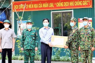 Bí thư Tỉnh ủy Đắk Lắk Nguyễn Đình Trung tặng quà, động viên cán bộ, chiến sĩ biên phòng làm nhiệm vụ bảo vệ biên giới và phòng, chống dịch Covid-19 trên tuyến biên giới của tỉnh.