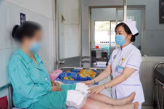 Bệnh nhân V.T.H. được các bác sĩ Bệnh viện Chợ Rẫy điều trị. (Ảnh BVCC)