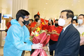 Trưởng đoàn ĐT Việt Nam Nguyễn Sỹ Hiển nhận hoa chúc mừng của Đại sứ đặc mệnh toàn quyền Việt Nam tại UAE Nguyễn Mạnh Tuấn. (Ảnh: VFF)