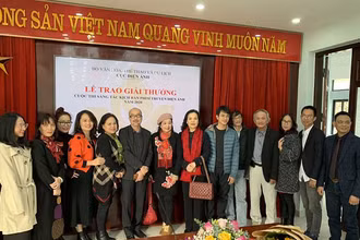 Các tác giả đoạt giải năm 2020 chụp ảnh lưu niệm cùng lãnh đạo Cục Điện ảnh. Ảnh: Cục Điện ảnh