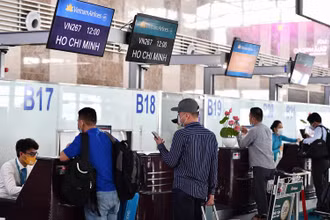 VNA hỗ trợ hành khách đổi vé. (Ảnh: Vietnam Airlines)