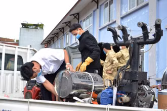 Máy phun dung dịch dạng sương, loại bốn họng, công suất 60 L/giờ.