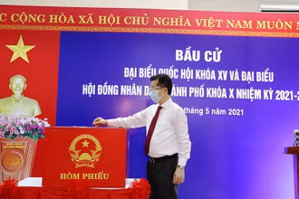 Đồng chí Nguyễn Văn Quảng, Ủy viên T.Ư Đảng, Bí thư Thành ủy Đà Nẵng bỏ phiếu thực hiện quyền công dân.